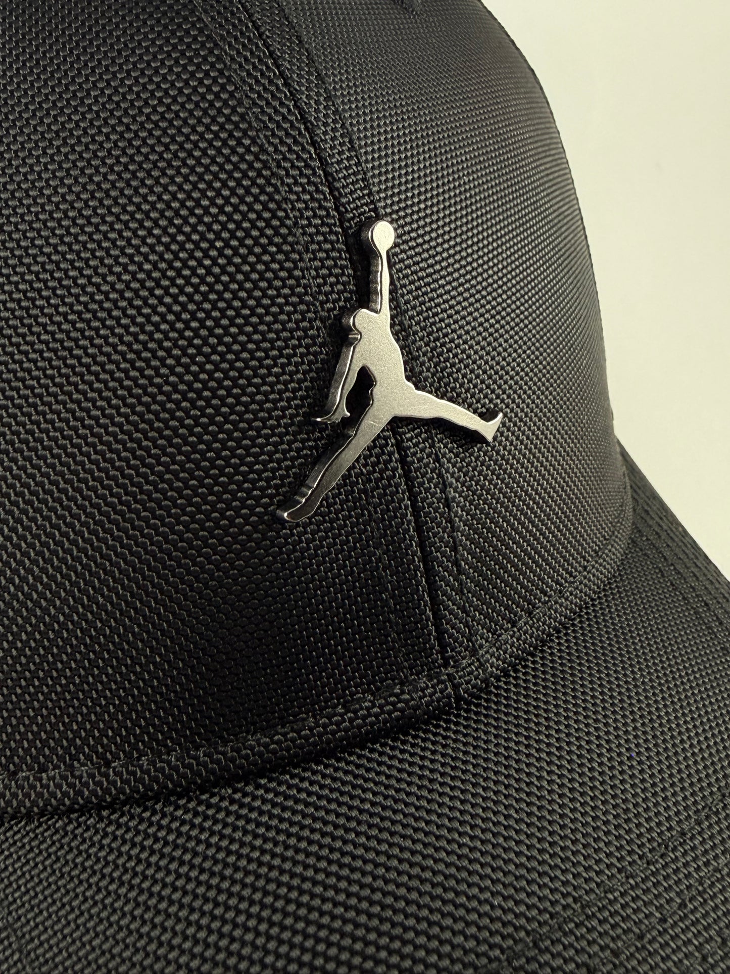 GORRA JORDAN POLIESTER LOGO METÁLICO NEGRA