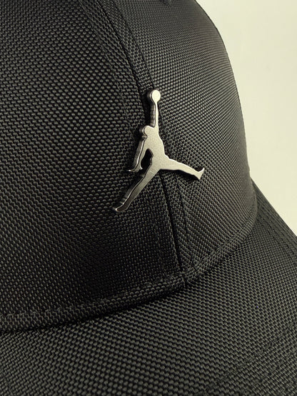GORRA JORDAN POLIESTER LOGO METÁLICO NEGRA