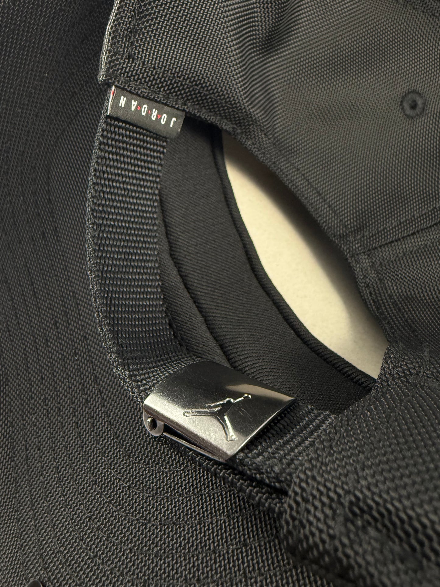 GORRA JORDAN POLIESTER LOGO METÁLICO NEGRA