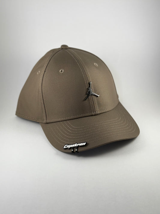 GORRA JORDAN POLISTER LOGO METÁLICO CAFÉ