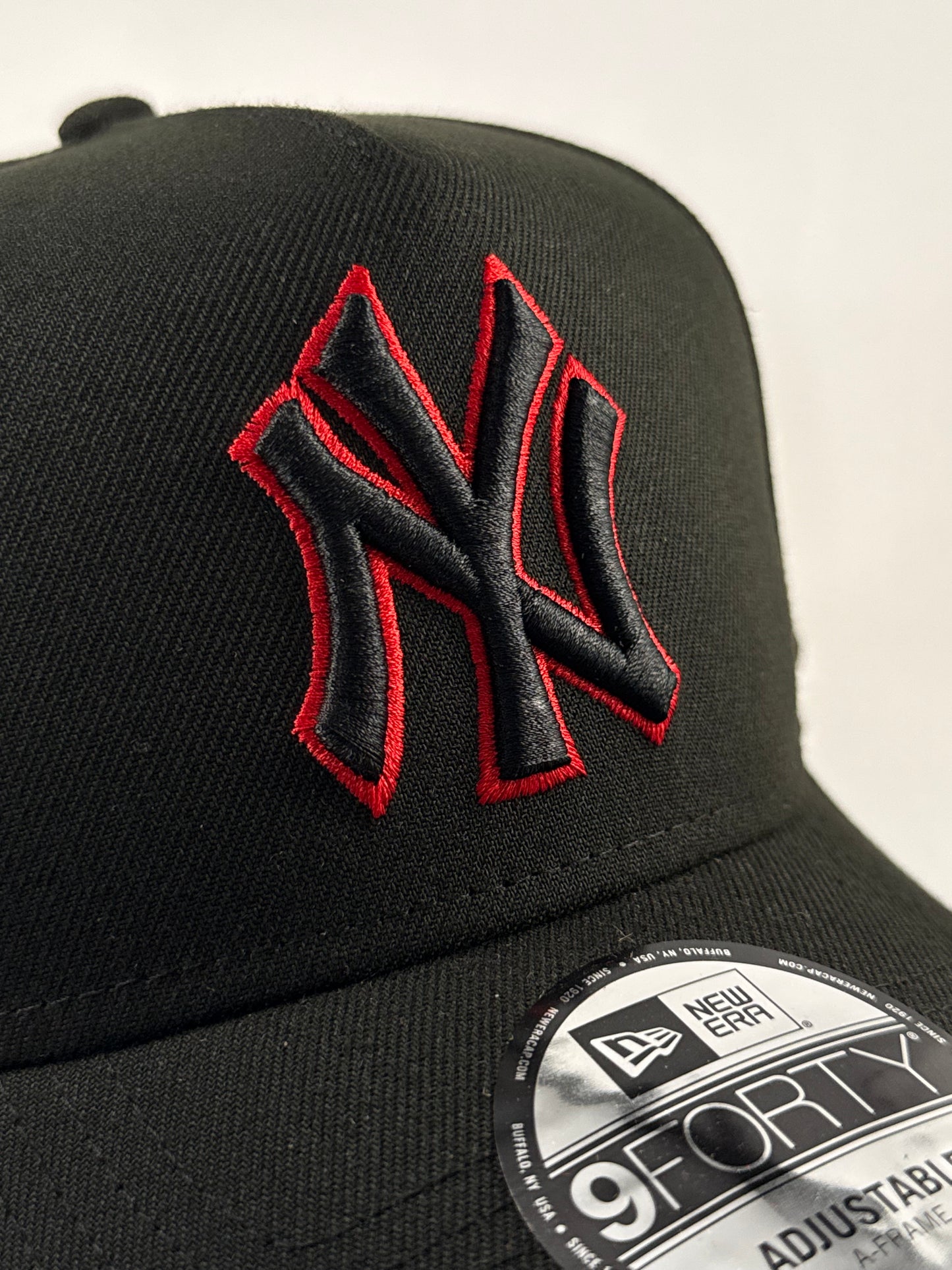GORRA NEW ERA YANKEES BLACK AND RED