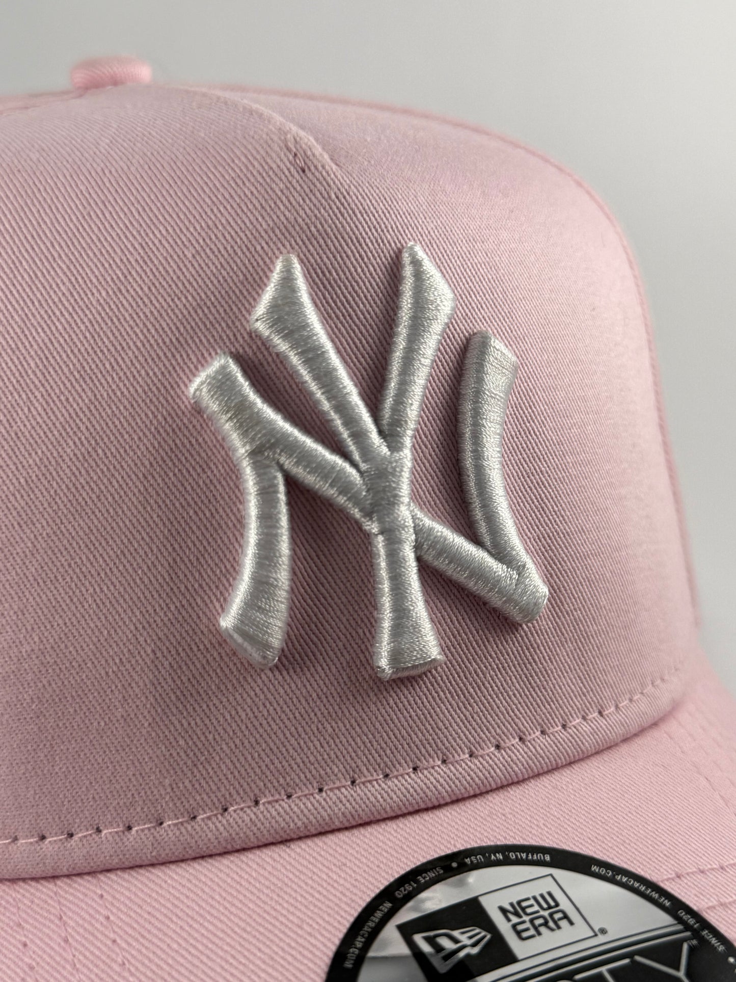 GORRA NEW ERA YANKEES “BABY PINK WORD SERIES 1999”