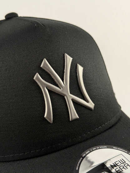 GORRA NEW ERA YANKEES LOGO METÁLICO