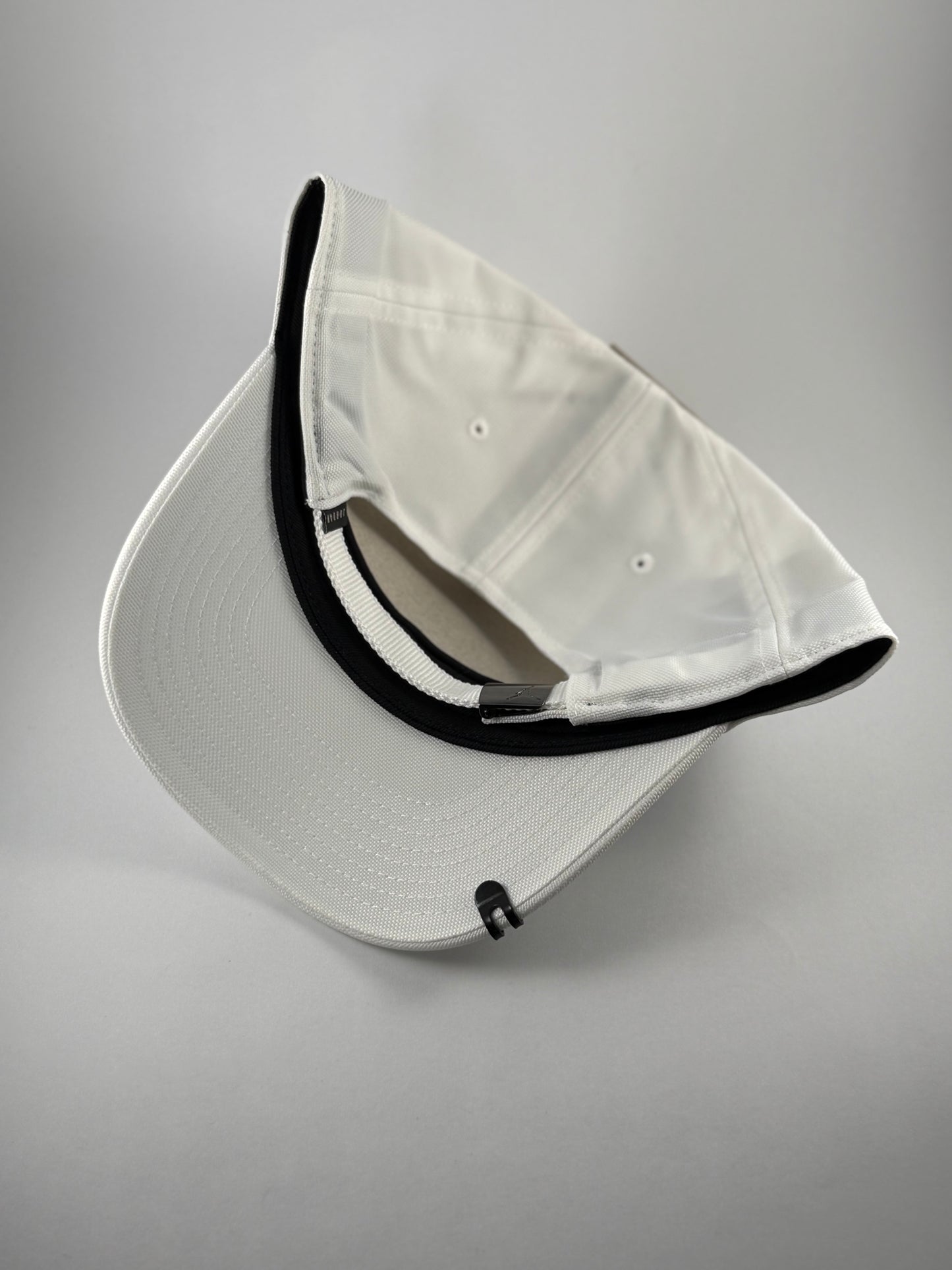 GORRA JORDAN POLIESTER LOGO METÁLICO BLANCA