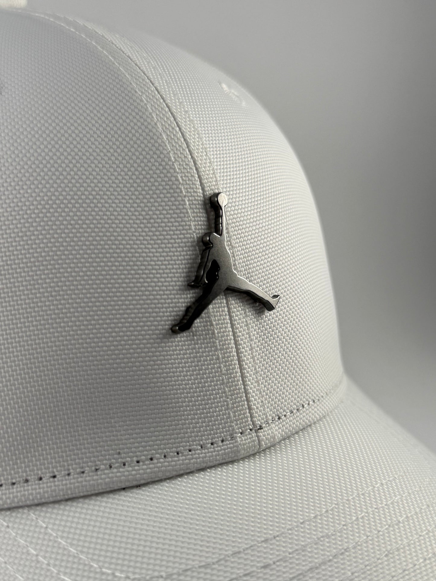 GORRA JORDAN POLIESTER LOGO METÁLICO BLANCA