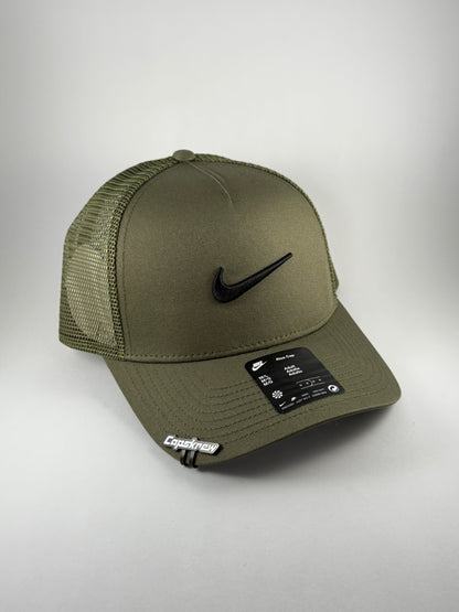 GORRA NIKE TRUCKER VERDE OLIVA