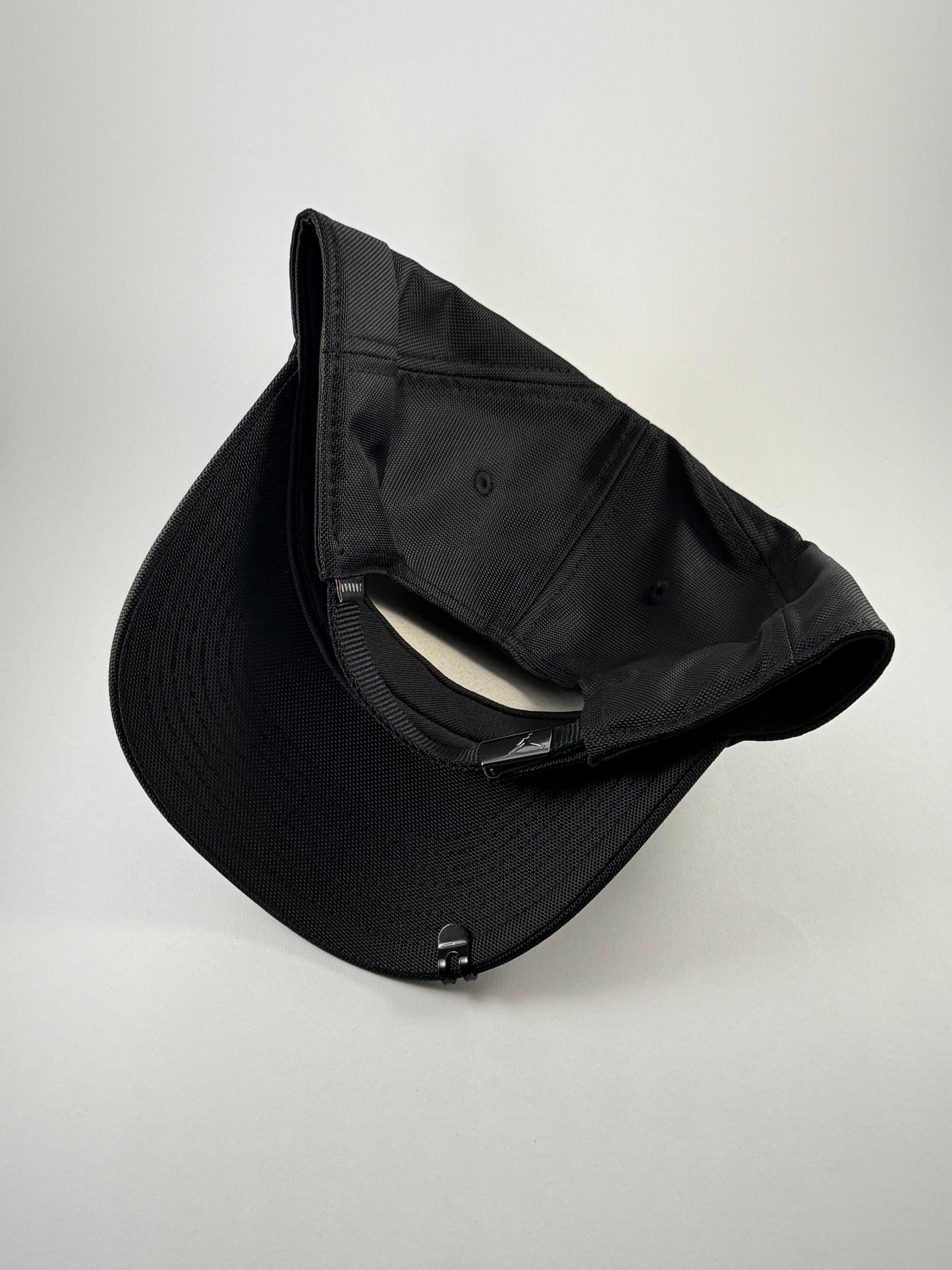GORRA JORDAN POLIESTER LOGO METÁLICO NEGRA