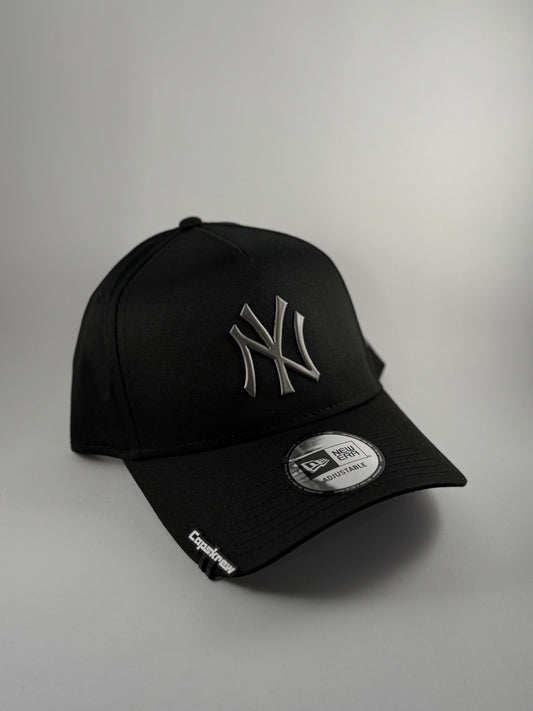 GORRA NEW ERA YANKEES LOGO METÁLICO
