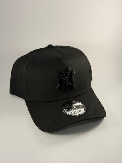 GORRA NEW ERA NEW YORK YANKEES 'METAL BADGE ALL BLACK'