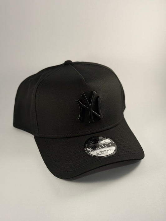GORRA NEW ERA NEW YORK YANKEES 'METAL BADGE ALL BLACK'