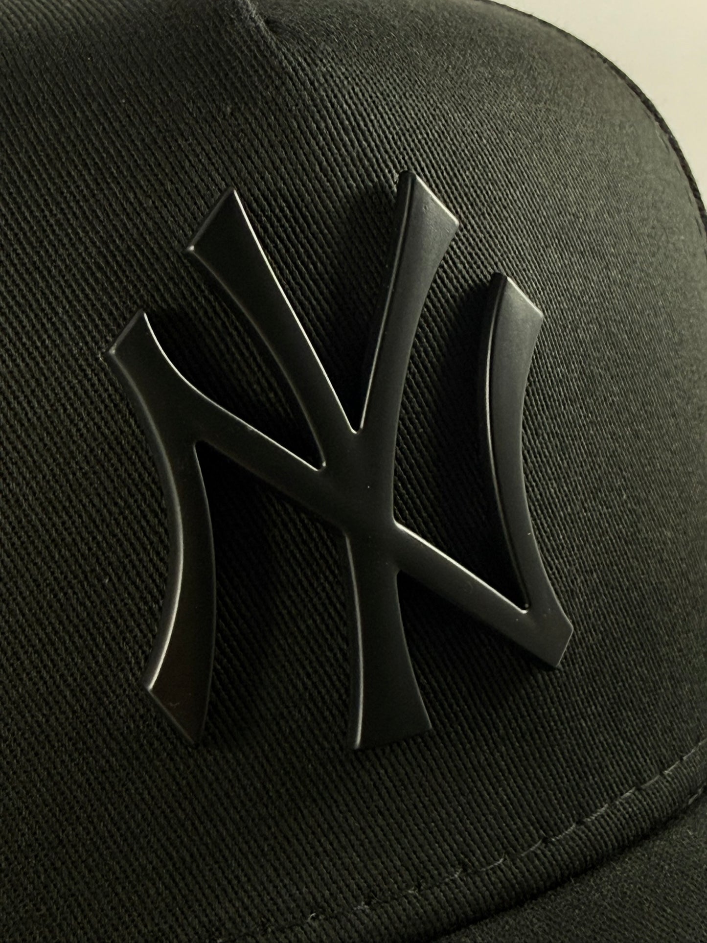 GORRA NEW ERA NEW YORK YANKEES 'METAL BADGE ALL BLACK'