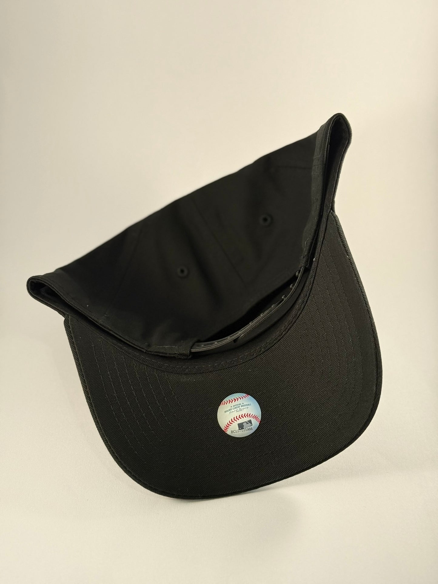 GORRA NEW ERA NEW YORK YANKEES 'METAL BADGE ALL BLACK'