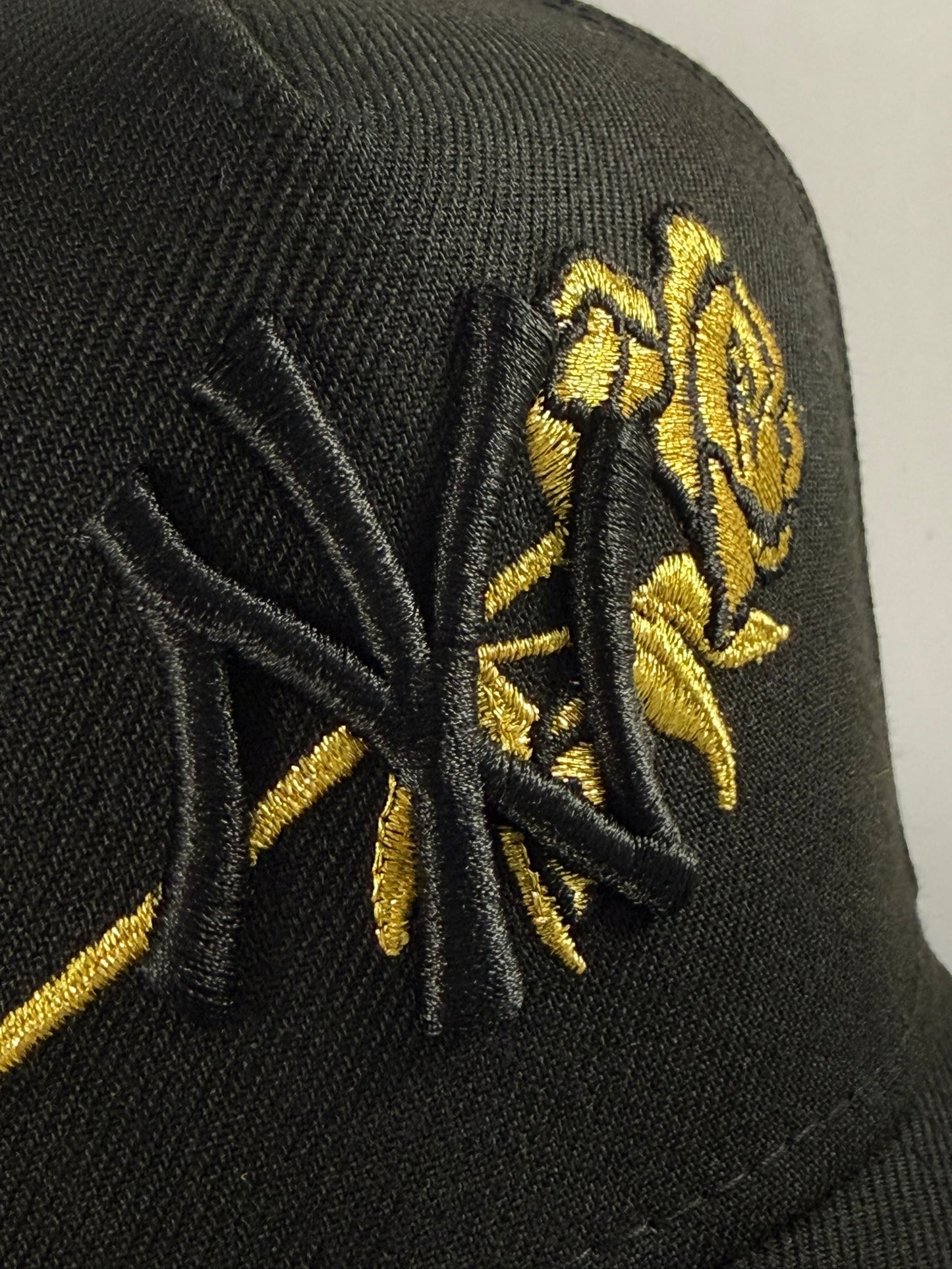 GORRA NEW ERA NEW YORK YANKEES NEGRA GOLDEN ROSE