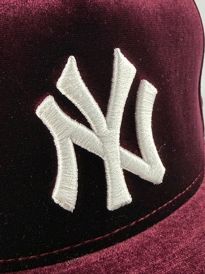 GORRA NEW ERA NEW YORK YANKEES 'GAMUZA VINO'