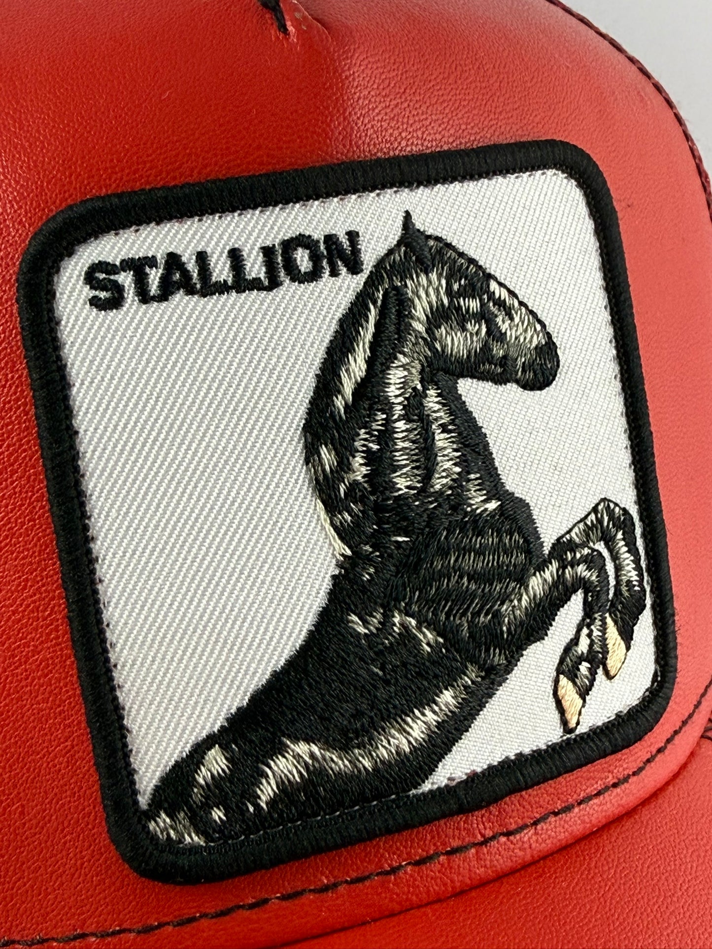 GORRA GOORIN STALLION CUERO ROJO