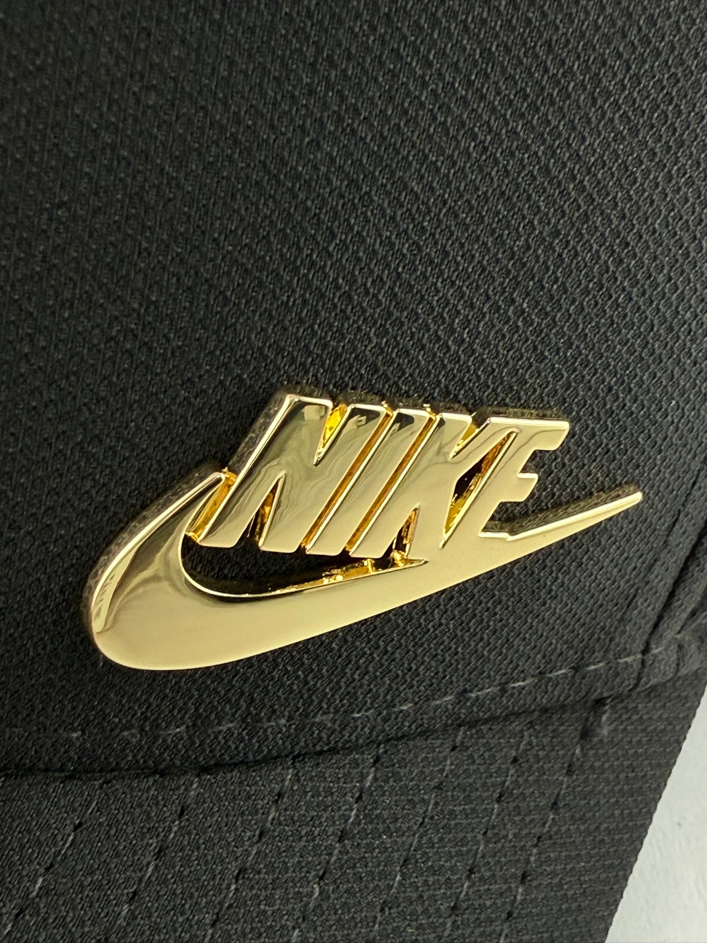 GORRA NIKE LOGO DORADO NEGRO EN POLIESTER