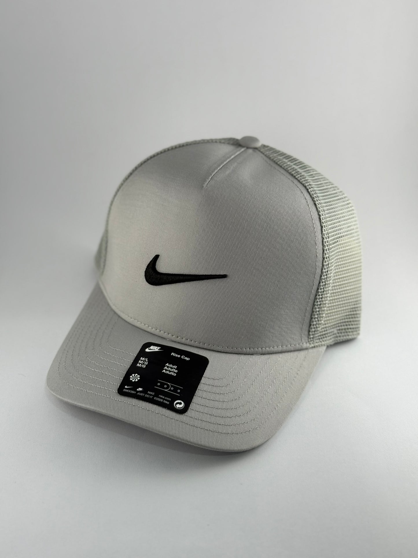 GORRA NIKE LOGO BORDADO CAMIONERA GRIS