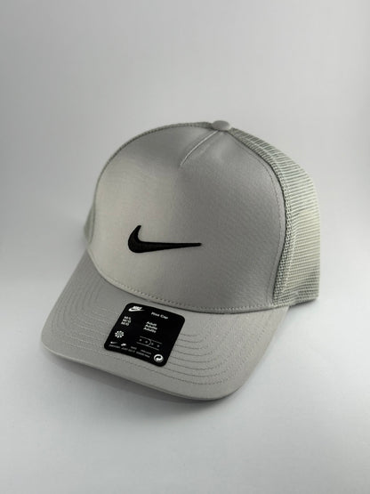 GORRA NIKE LOGO BORDADO CAMIONERA GRIS