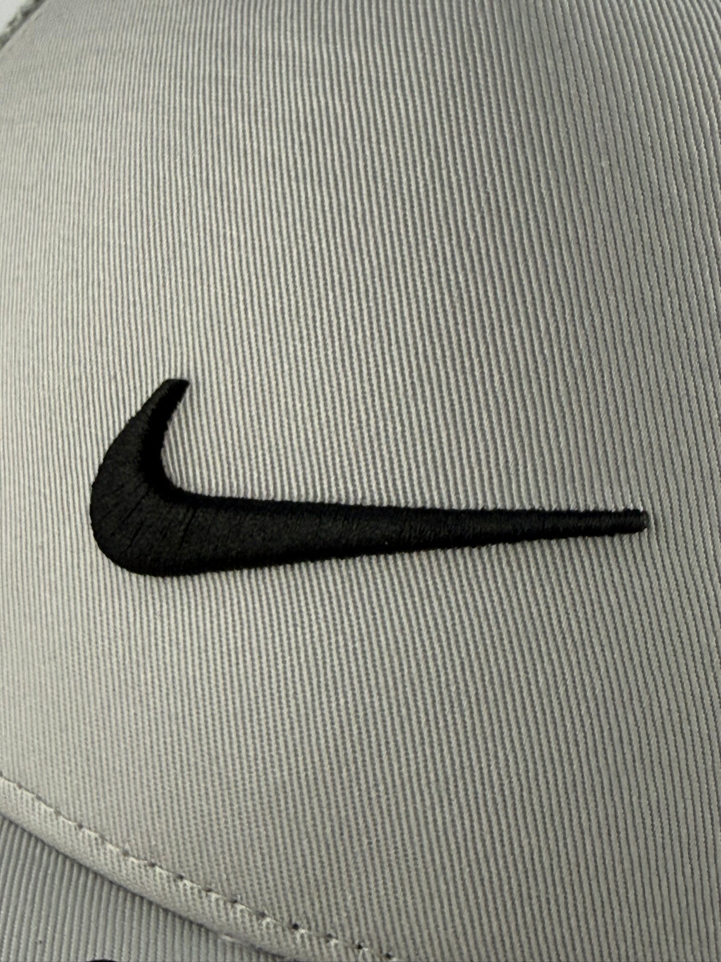 GORRA NIKE LOGO BORDADO CAMIONERA GRIS