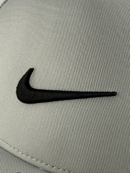 GORRA NIKE LOGO BORDADO CAMIONERA GRIS