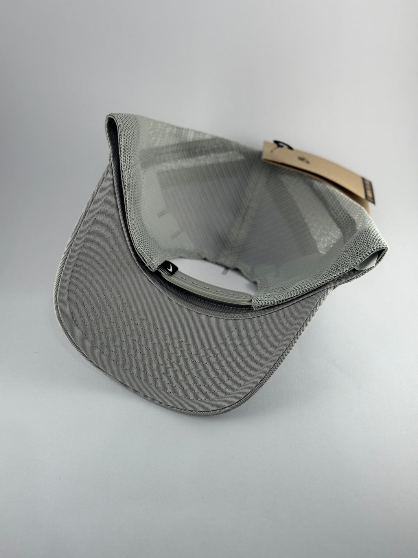 GORRA NIKE LOGO BORDADO CAMIONERA GRIS
