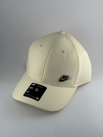 GORRA NIKE LOGO METALICO 6 PANELES, POLIESTER COLOR CREMA