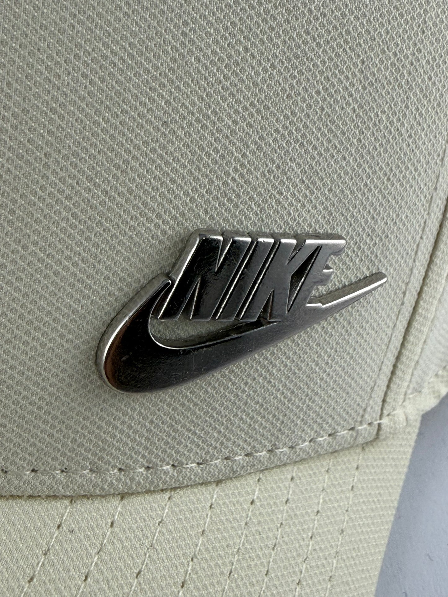GORRA NIKE LOGO METALICO 6 PANELES, POLIESTER COLOR CREMA