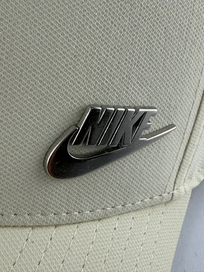 GORRA NIKE LOGO METALICO 6 PANELES, POLIESTER COLOR CREMA