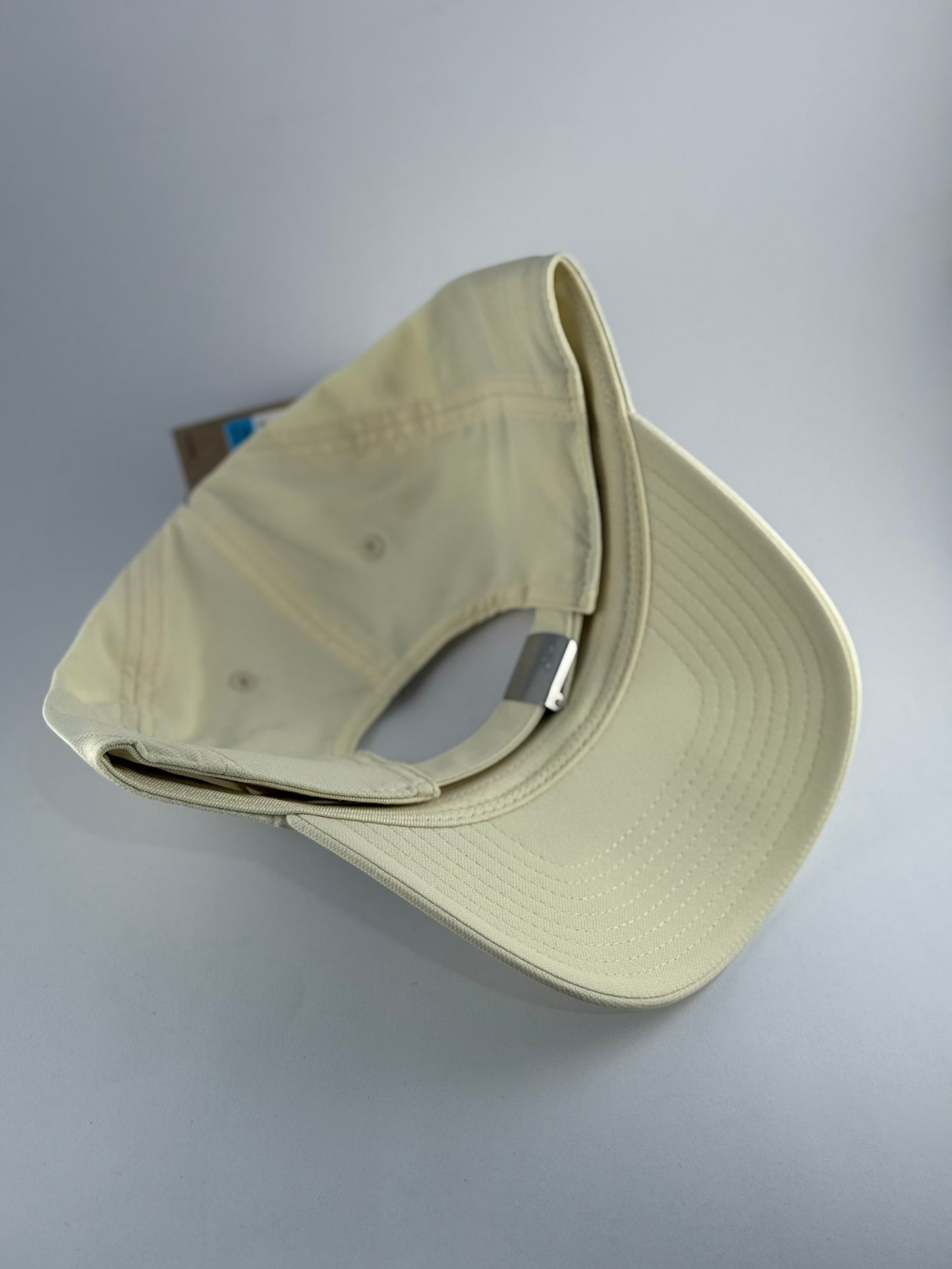 GORRA NIKE LOGO METALICO 6 PANELES, POLIESTER COLOR CREMA