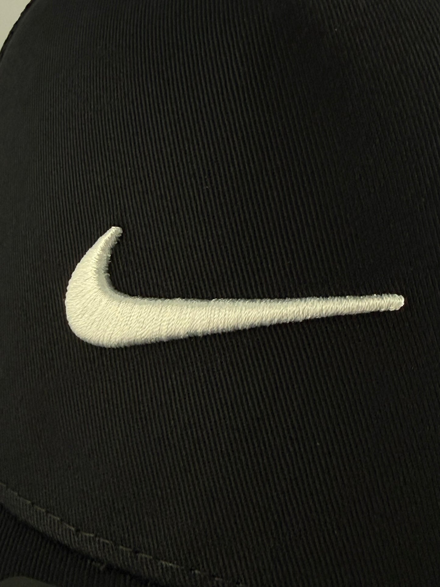 GORRA NIKE LOGO BORDADO CAMIONERA NEGRO