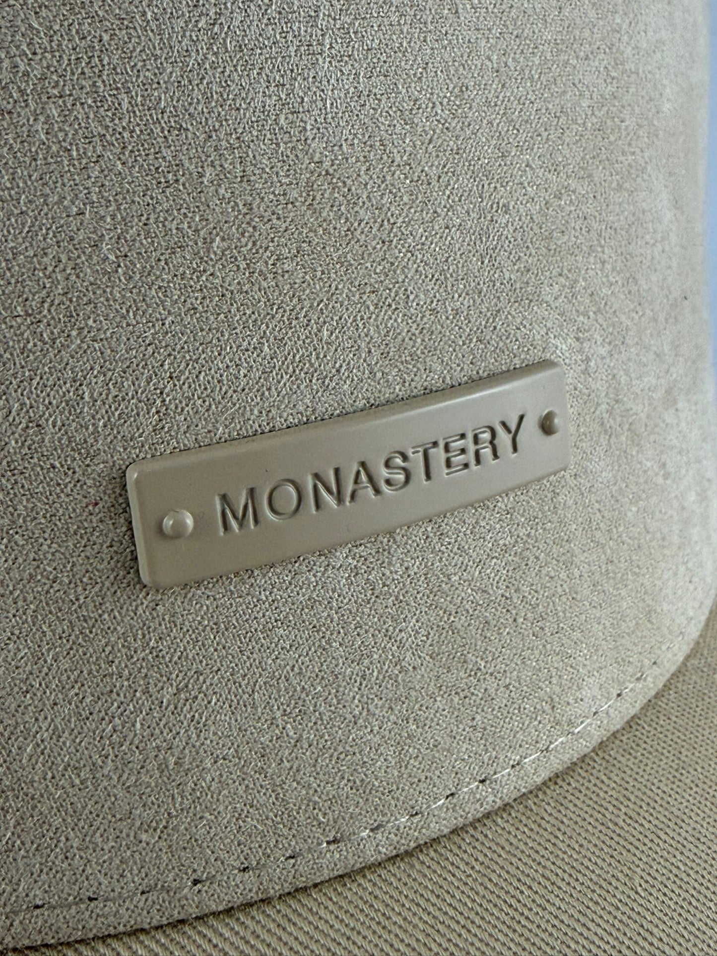 GORRA MONASTERY RAMAD SAFARI LOGO METALICO