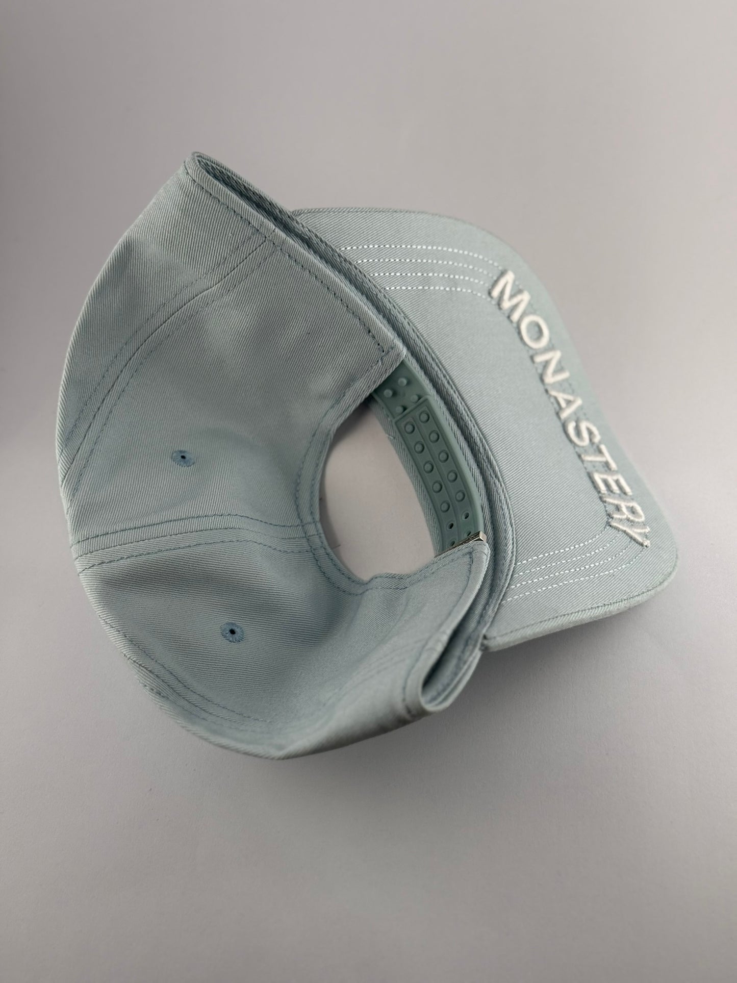 GORRA MONASTERY LOGO BORDADO AZUL CLARO